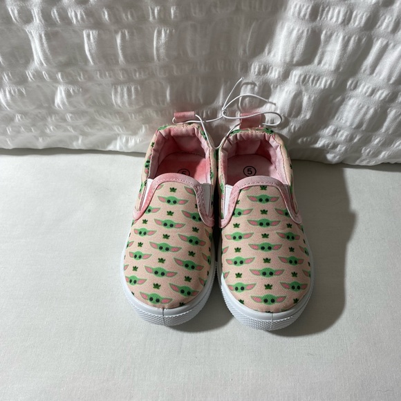 NWT Mandalorian Toddler Girls Size 5 Grogu/Baby Yoda Slip On. Star Wars - Picture 2 of 5